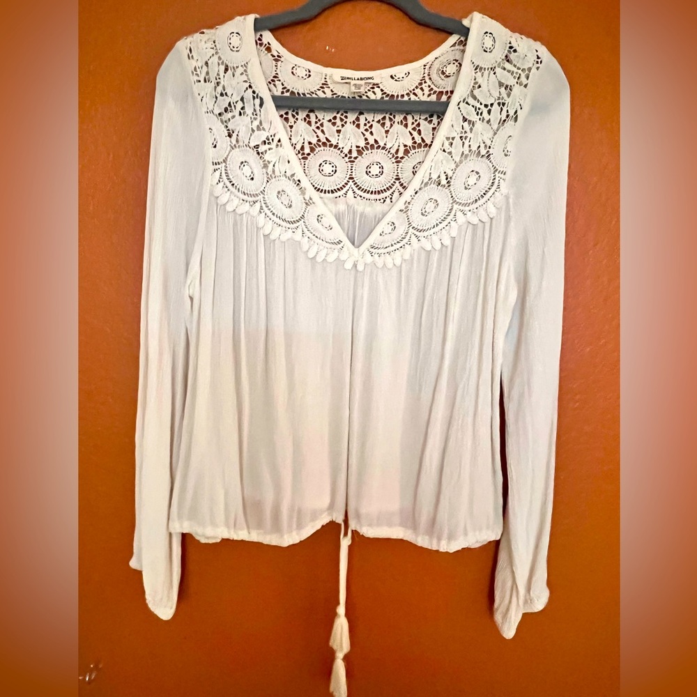 ** Billabong Boho V-neck lace detail top in like new condition!**